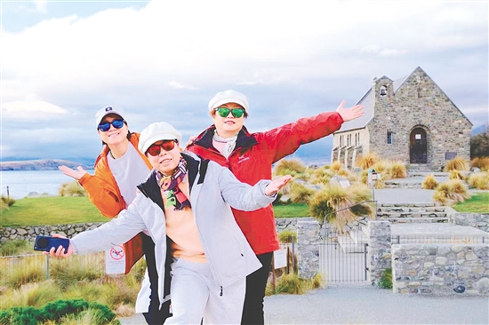 圖為江門市民在新西蘭旅游時的照片。旅行社供圖