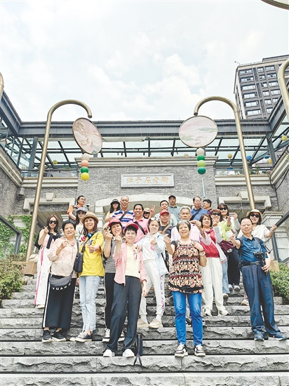 團(tuán)友們在彈子石老街拍照留念。