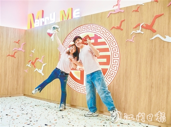 江海區(qū)婚姻登記處布置了溫馨浪漫的氛圍，吸引新人打卡留念。劉瓊