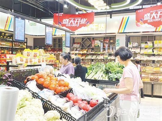 菜市場(chǎng)變身生鮮超市，吸引周邊居民前來選購(gòu)。