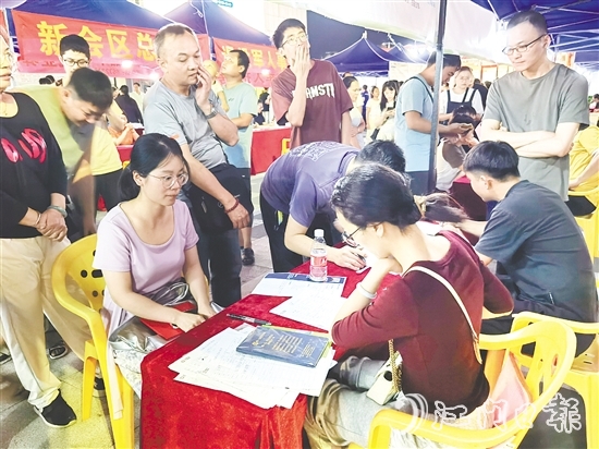 招聘會(huì)現(xiàn)場(chǎng)，求職者與企業(yè)精準(zhǔn)對(duì)接。
