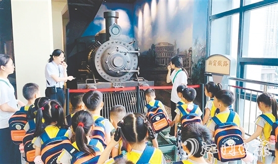 學(xué)校組織學(xué)生走進(jìn)臺山市博物館，通過實地參觀和互動體驗，更加深入地了解家鄉(xiāng)歷史文化。