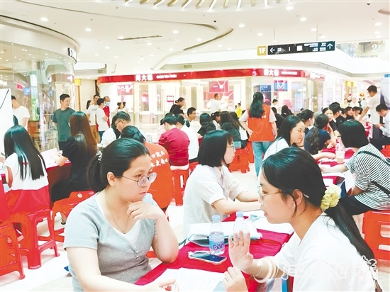 臺(tái)山市構(gòu)建“驛站+市場(chǎng)+企業(yè)”三位一體服務(wù)模式，通過(guò)定期舉辦專(zhuān)場(chǎng)招聘會(huì)、開(kāi)發(fā)零工即時(shí)對(duì)接平臺(tái)、建立重點(diǎn)企業(yè)用工聯(lián)盟，實(shí)現(xiàn)就業(yè)服務(wù)24小時(shí)“不打烊”。