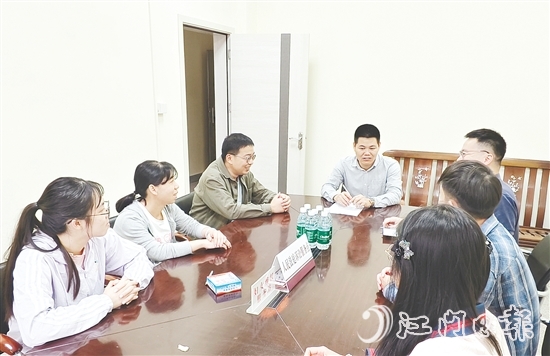 吳文彪（中）整合各方力量資源，努力化解矛盾糾紛。