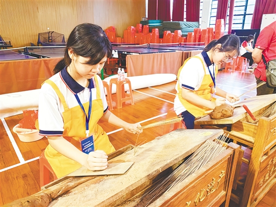 雙水鎮(zhèn)小岡學(xué)校傳承香文化，開設(shè)特色勞動(dòng)課程，已培養(yǎng)出手搓香傳承人近400人。