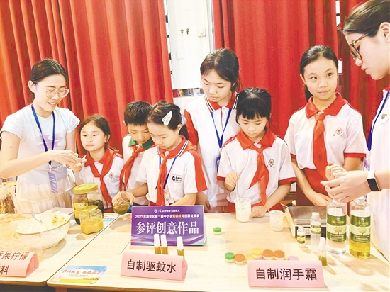 新會(huì)陳經(jīng)綸中學(xué)注重把學(xué)科知識(shí)與勞動(dòng)實(shí)踐相結(jié)合，同學(xué)們?cè)谌の秾?shí)踐中可以學(xué)習(xí)到更多知識(shí)。