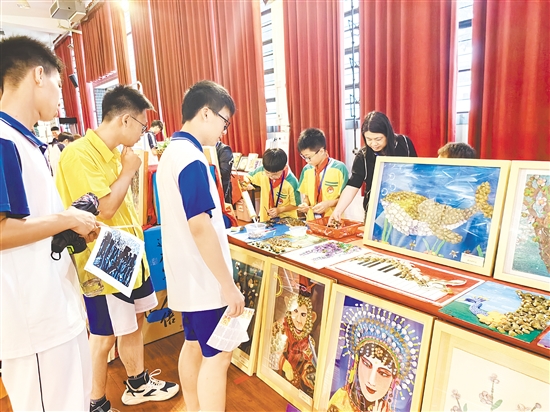 睦洲鎮(zhèn)睦洲小學(xué)就地取材、變廢為寶，開發(fā)蜆殼畫系列勞動(dòng)課程。