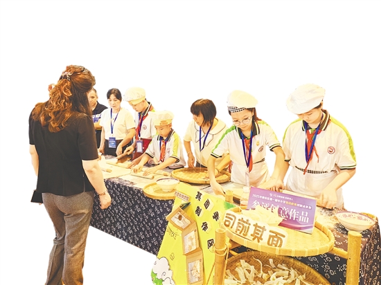 司前鎮(zhèn)石步小學(xué)學(xué)生正“沉浸式”體驗(yàn)非遺“司前其面食俗”，打造獨(dú)具匠心的勞動(dòng)課程。