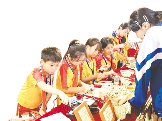 大澤鎮(zhèn)呂金銓學(xué)校開設(shè)葵藝課程，教授學(xué)生葵藝知識(shí)和烙畫技能。