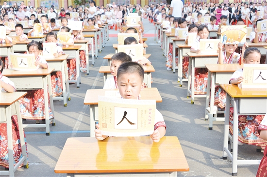 學校定期舉辦藝術(shù)節(jié)、書香節(jié)等活動。