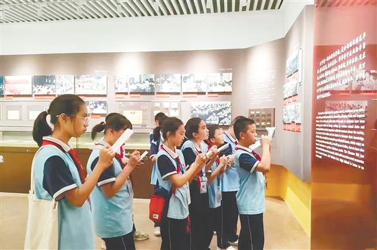 學校組織學生參觀博物館，開展紅色文化教育。