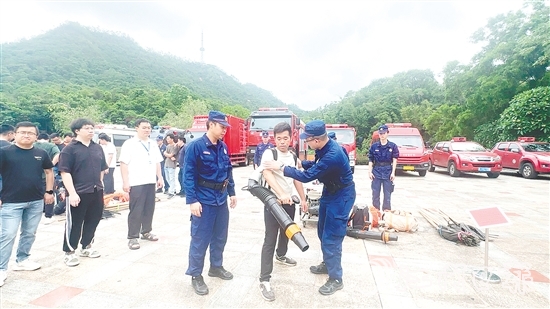 實戰(zhàn)演練中，專業(yè)人員現(xiàn)場教學(xué)，詳細講解防滅火設(shè)備的使用要點。