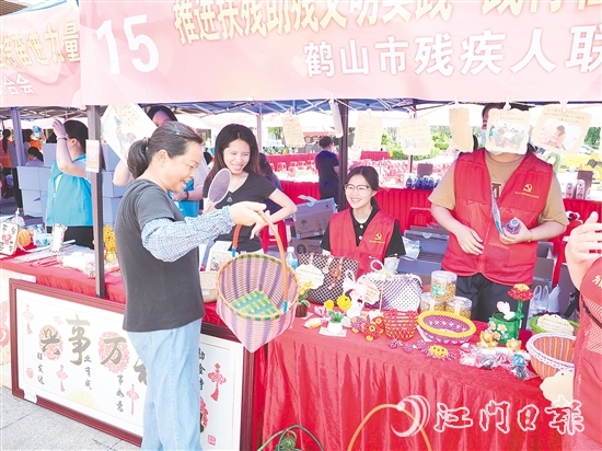 市民選購義賣物品，以實(shí)際行動支持公益事業(yè)。