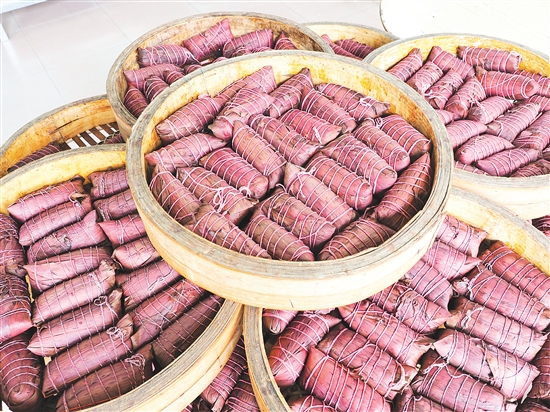 文龍?zhí)鹌肤兆拥曛谱鞯蔫潘疹仾毺兀杖~呈現(xiàn)紫紅色。