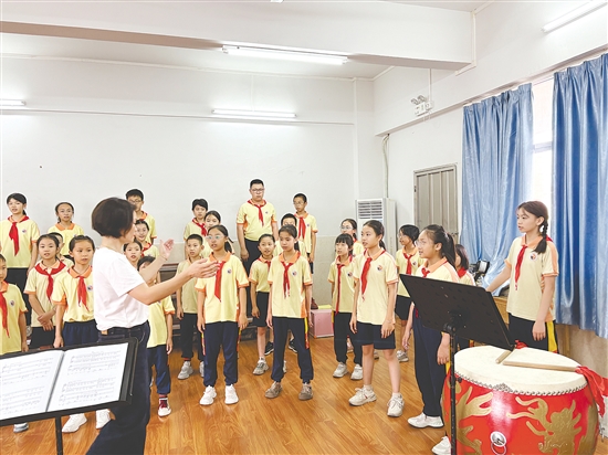 每個學(xué)期，沙坪街道第七小學(xué)都會制定教學(xué)計劃，結(jié)合學(xué)生實際情況選取訓(xùn)練曲目，以循序漸進(jìn)的模式開展合唱教學(xué)。