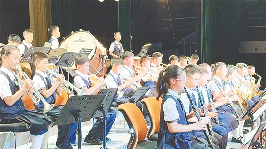 沙坪街道第七小學(xué)組建管弦樂團(tuán)，讓學(xué)生接觸更多聲樂演奏形式，提高他們的音樂素養(yǎng)，培養(yǎng)他們的團(tuán)隊合作精神。