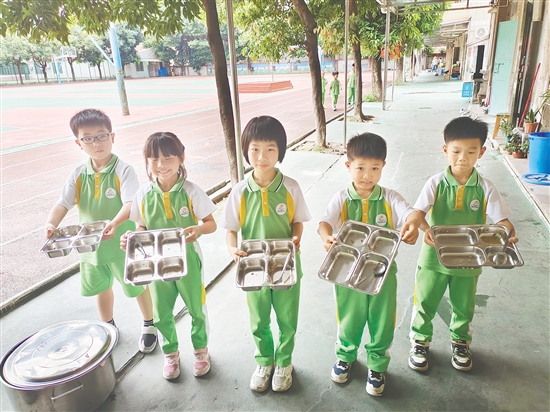 沙坪街道第三小學(xué)舉辦“光盤行動”主題活動，學(xué)生展示“光盤”成果。