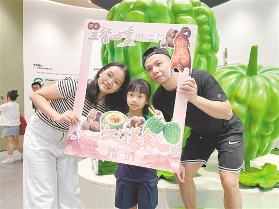 尋味體驗(yàn)團(tuán)成員在杜阮涼瓜博覽館打卡。