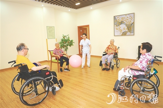 新會區(qū)養(yǎng)老中心定期安排活動，讓入住長者的晚年生活過得充實(shí)而有趣。