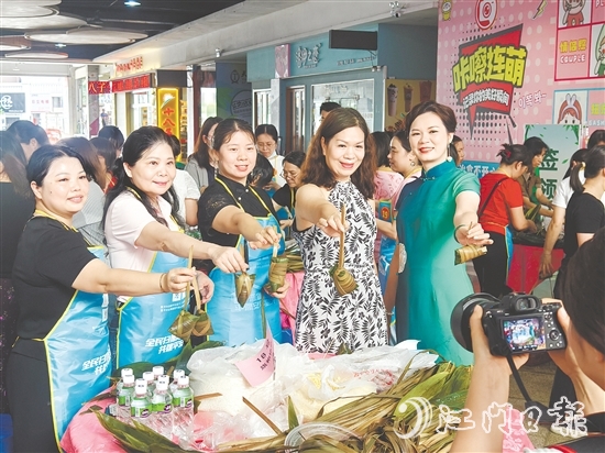 恩平市舉辦慈善包粽活動(dòng)，這是這座“感恩之城”一年一度的溫情盛會(huì)。