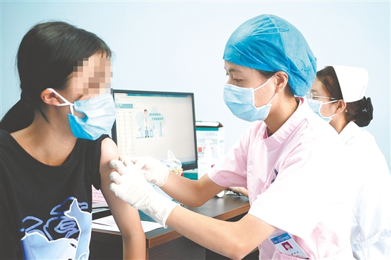 醫(yī)護(hù)人員為適齡女生接種HPV疫苗。