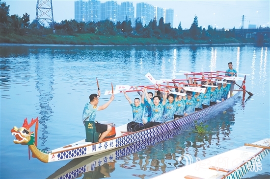 開(kāi)平河道上吶喊聲此起彼伏，各村龍舟隊(duì)正緊鑼密鼓備戰(zhàn)訓(xùn)練。