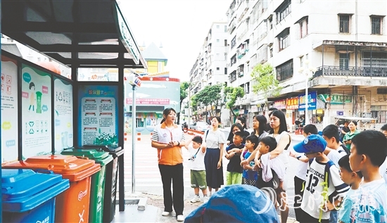 親子家庭深入了解開平生活垃圾處理從單一填埋到分類處理的發(fā)展歷程。