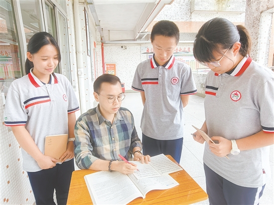 江門市第一中學(xué)景賢學(xué)校躍進(jìn)路校區(qū)學(xué)生認(rèn)真向老師請(qǐng)教。