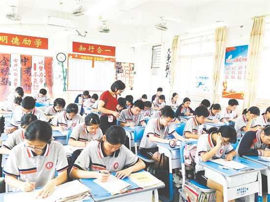 江門市棠下初級(jí)中學(xué)學(xué)生在專心備考。