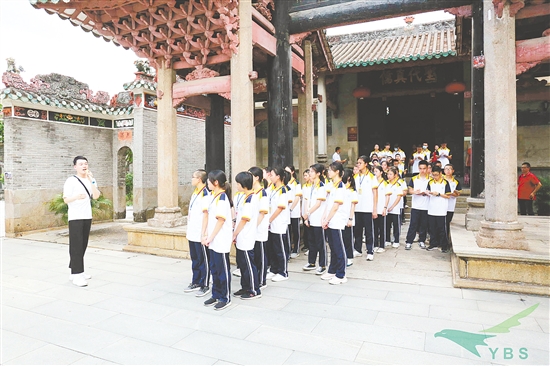 學(xué)生走進(jìn)陳白沙紀(jì)念館，探尋白沙文化精髓。