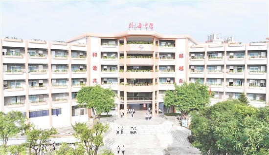 邑大附中1號(hào)樓翻新后，嶄新的墻面色彩明亮，給人煥然一新的感覺(jué)。