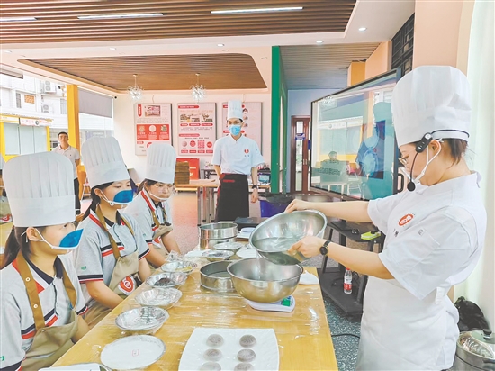 中小學(xué)生走進(jìn)中職學(xué)校學(xué)習(xí)技能。