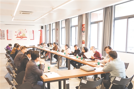 教研會(huì)議，教師們認(rèn)真研討。