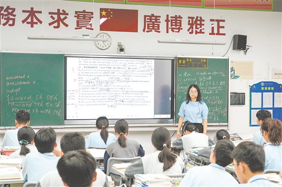 教師認(rèn)真授課。