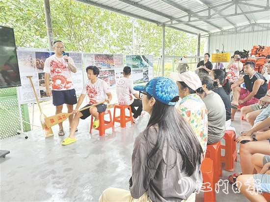 禮樂中正坊教練對新市民進行龍舟基本培訓(xùn)。