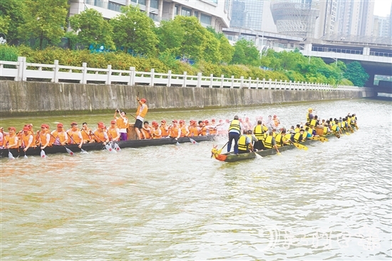 為迎接端午龍舟巡游活動(dòng)，外海組織龍舟訓(xùn)練。