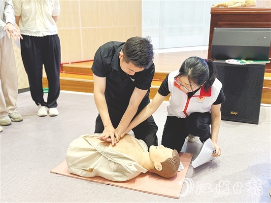 學(xué)員在講師的悉心指導(dǎo)下分組進(jìn)行模擬操作，體驗(yàn)急救過程，提升應(yīng)急處置能力。