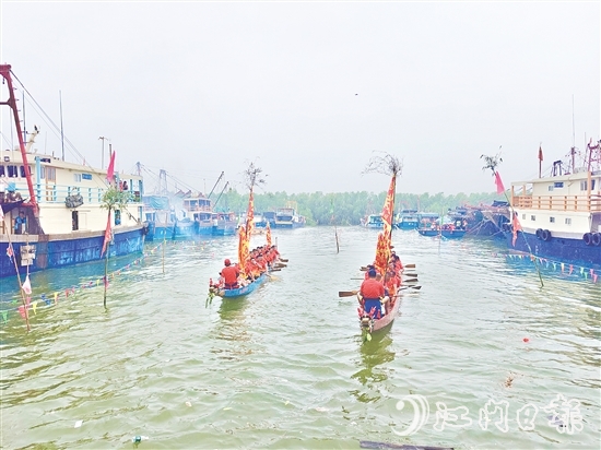 5月28日，汶村鎮(zhèn)漁業(yè)村村民在橫山漁港舉行龍舟巡游活動。