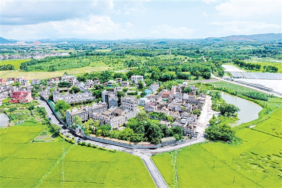 在“全國文明村”開平市塘口鎮(zhèn)強(qiáng)亞村，碉樓古韻與文明新風(fēng)相映成趣。