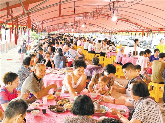 每年端午節(jié)期間，村民都會組織在一起吃龍船飯。