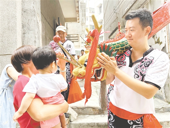 泗丫村將“扒旱龍”的習(xí)俗保留下來(lái)。