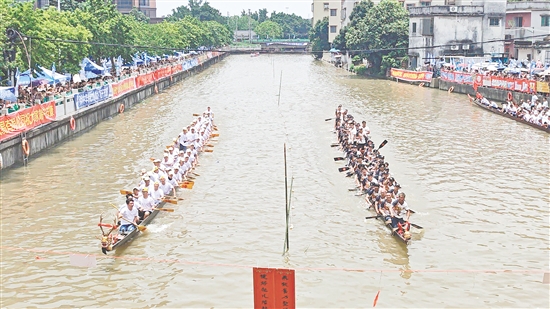 扒丁們?cè)诒荣愔袏^力劃槳。