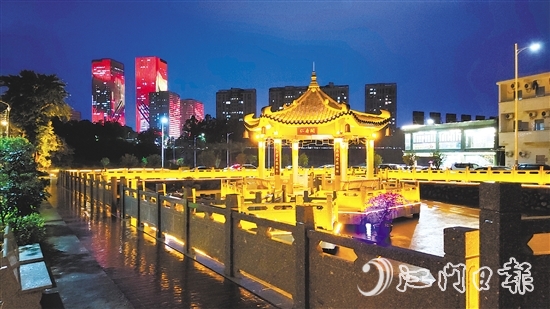 篁莊社區(qū)積極修繕活化老舊建筑，以文明實(shí)踐夯實(shí)民生基礎(chǔ)。圖為“仁壽閣”親水涼亭夜景。