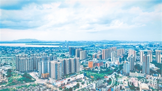 鶴山市將全國文明城市創(chuàng)建與省“百千萬工程”典型縣建設(shè)緊密結(jié)合、協(xié)同推進(jìn)，著力推進(jìn)城鄉(xiāng)區(qū)域協(xié)調(diào)發(fā)展。圖為鶴山城區(qū)新貌。