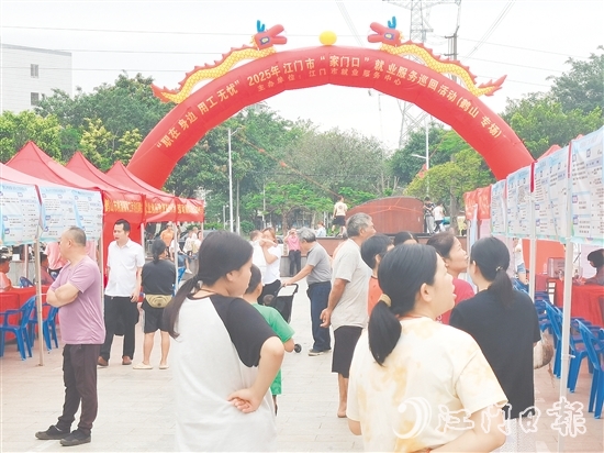 活動(dòng)吸引300余名求職者進(jìn)場(chǎng)。