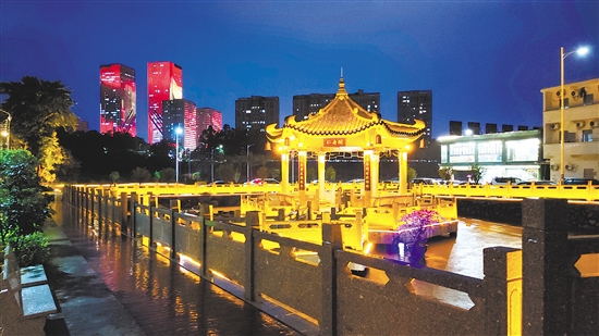 篁莊社區(qū)積極修繕活化老舊建筑，以文明實踐夯實民生基礎(chǔ)。圖為“仁壽閣”親水涼亭夜景。