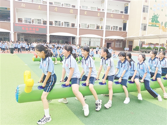 各班參賽學(xué)生以腿為槳、以手為舵，配合默契、奮勇向前。