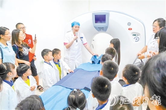 新會區(qū)婦幼保健院舉辦“小醫(yī)生體驗日”活動，打造兒童友好就診新體驗。