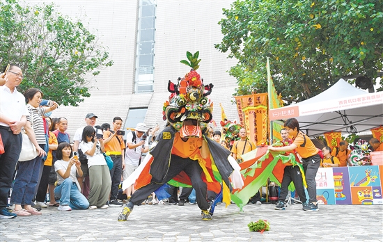 演員在香港舉行的“非遺嘉年華”上表演西貢坑口客家舞麒麟。新華社發(fā)