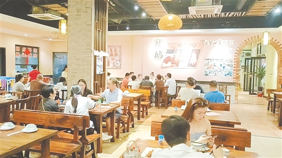恒益燒臘的燒鵝吸引大家慕名而來品嘗。
